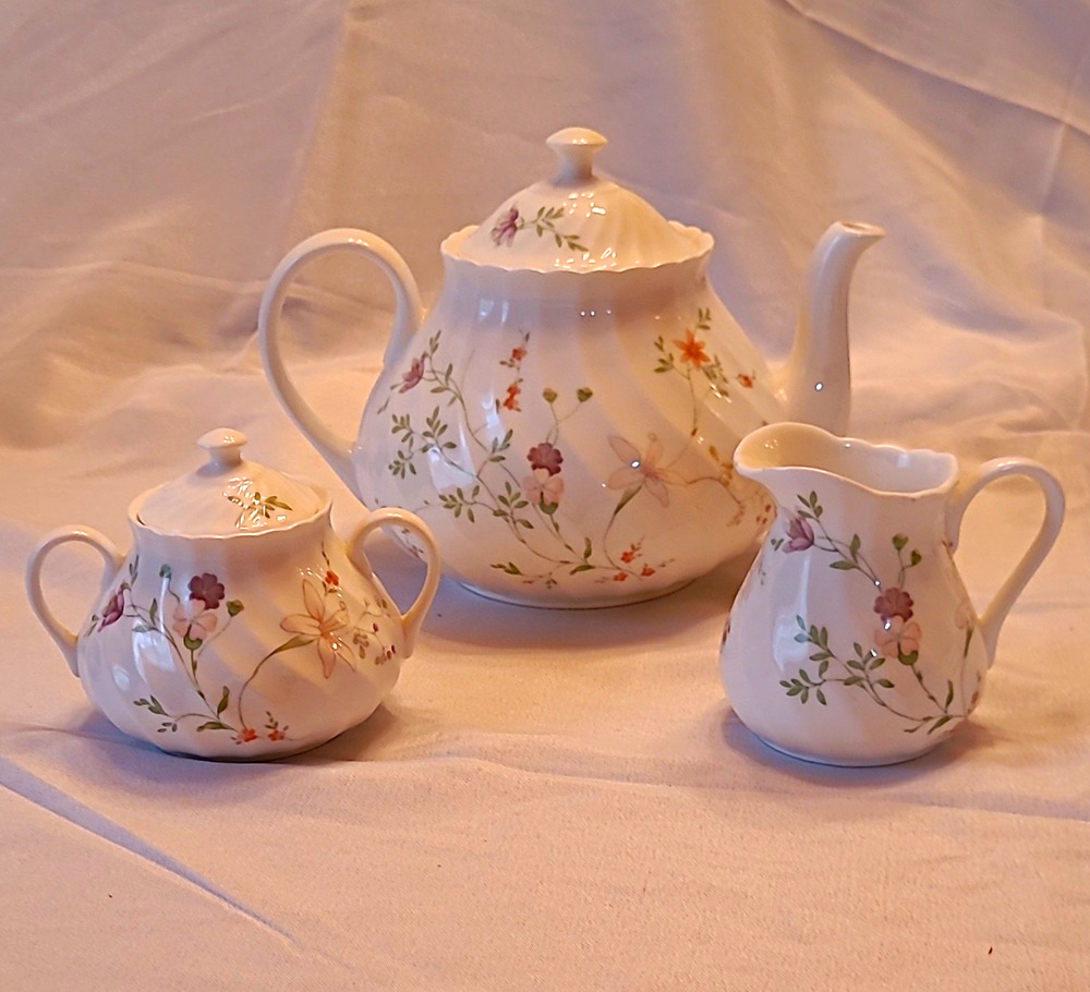 VTG Wedgwood Campion Bone China 3 Piece Tea Set - Pristine Condition